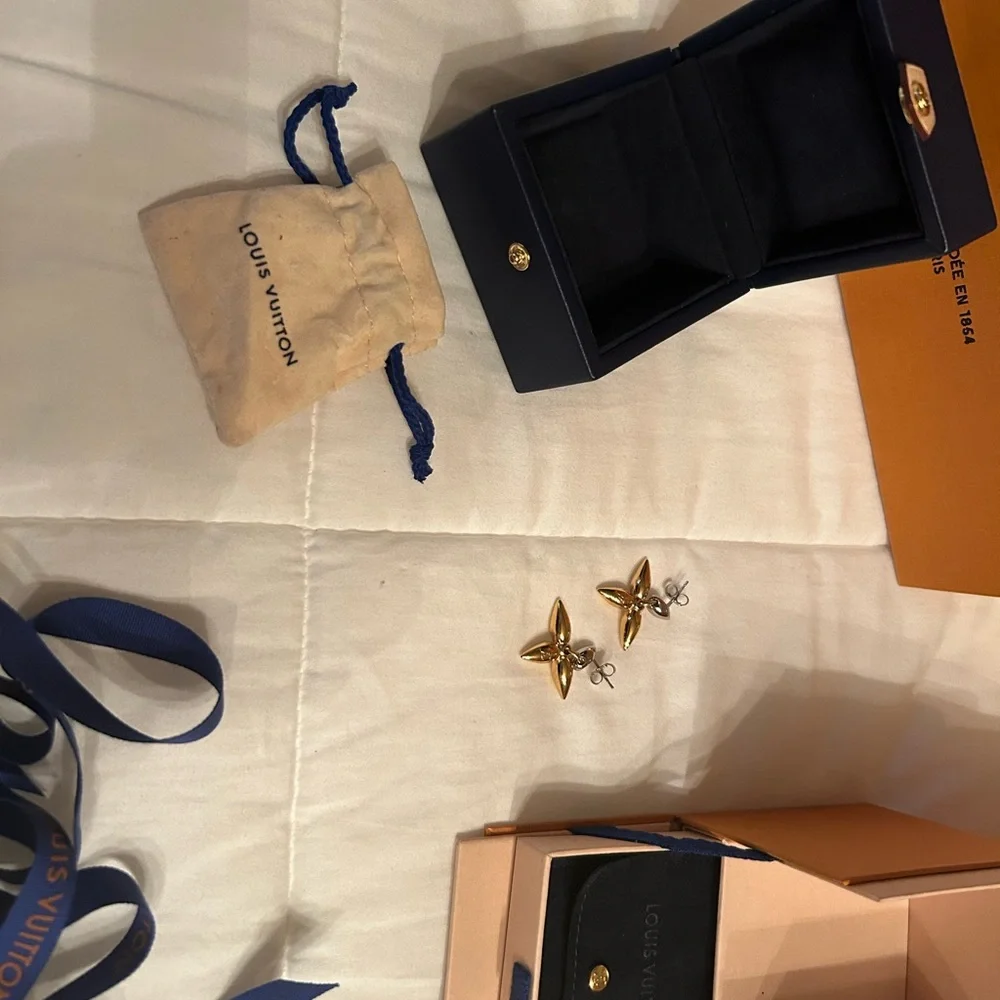 Louis Vuitton Gold and Silver Floral Earrings - Picture 5 of 8